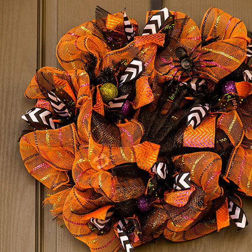 Ribbon wreath wiht Halloween theme